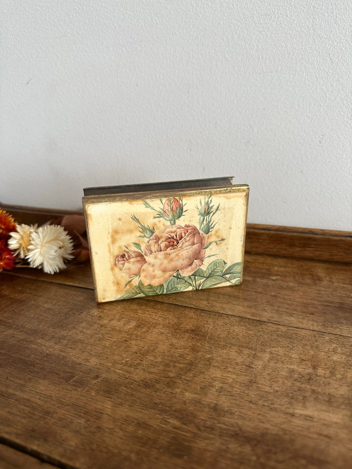 Porte serviettes en métal motif roses style Redouté