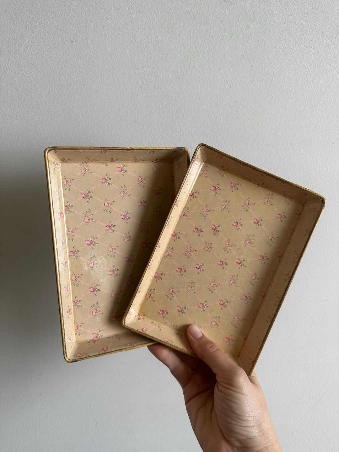 Coupelles plates rectangulaire en bois et vinyle motifs petites roses