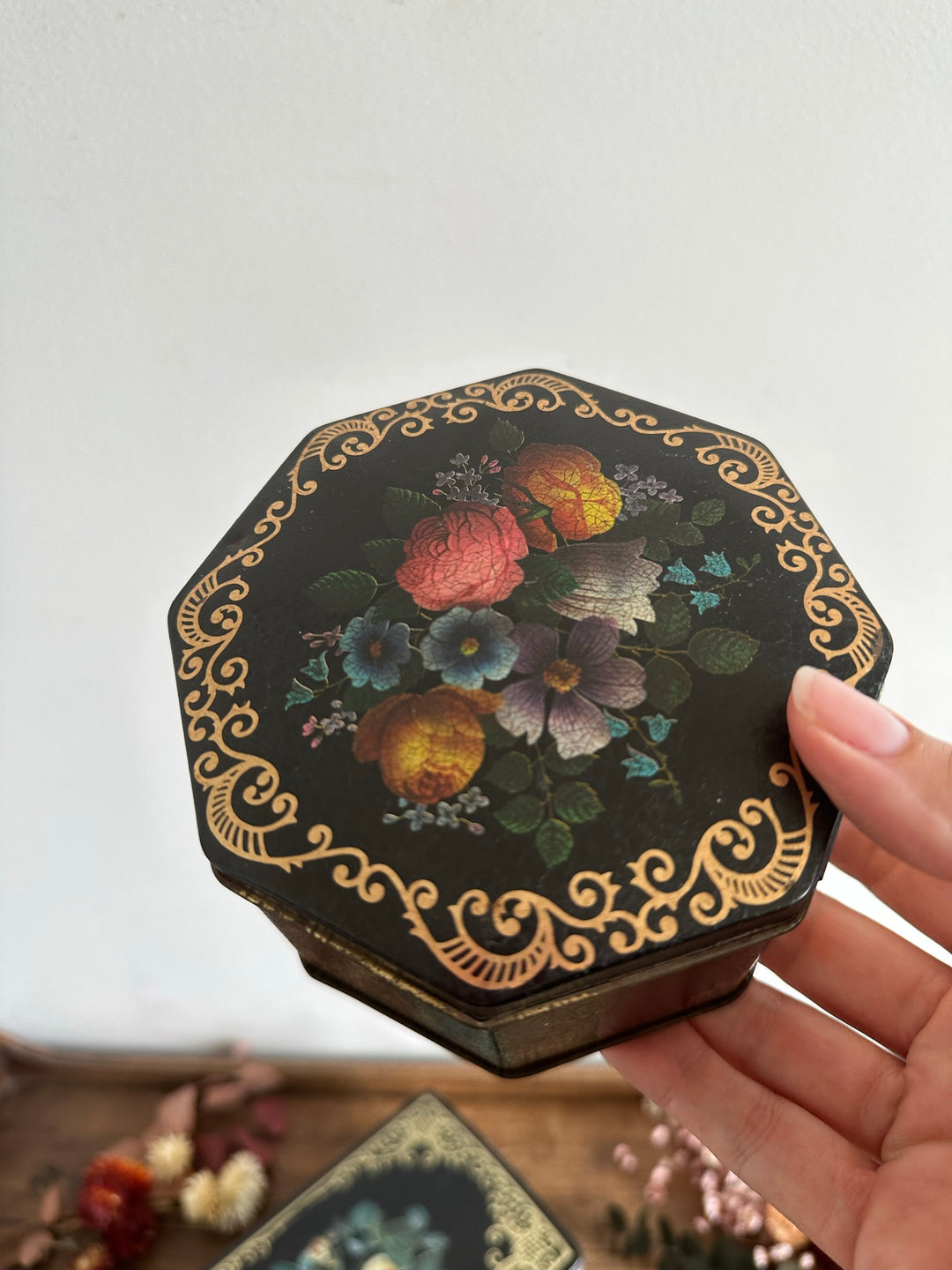 Boîtes en métal effet craquelé motifs fleurs.