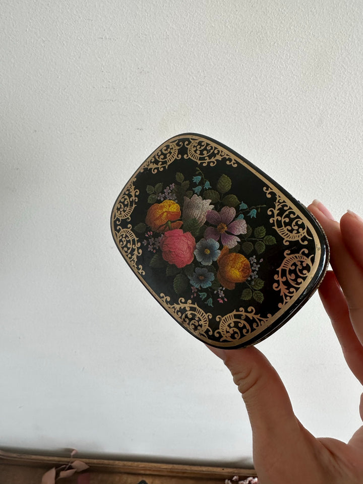 Boîtes en métal effet craquelé motifs fleurs.