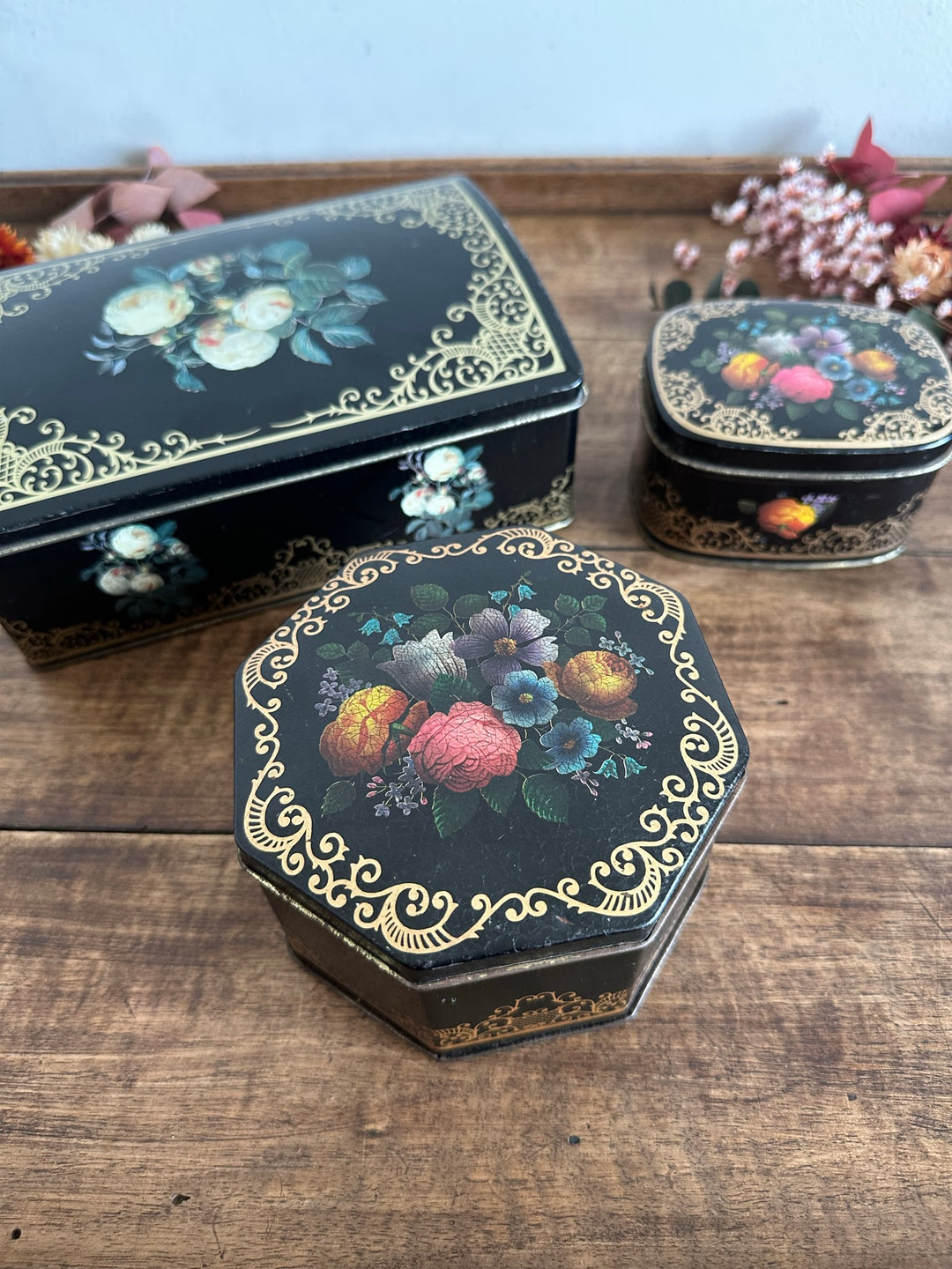 Boîtes en métal effet craquelé motifs fleurs.