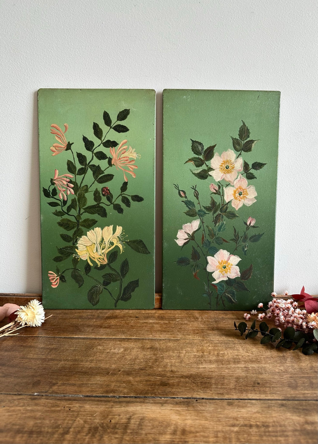 Peintures florales sur tôle fond vert