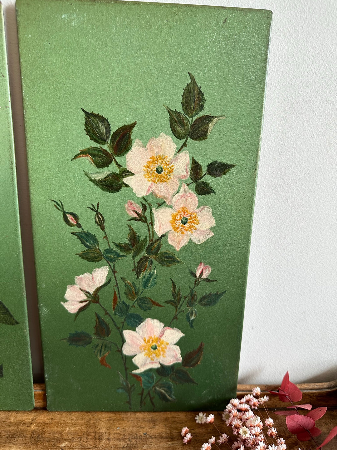 Peintures florales sur tôle fond vert