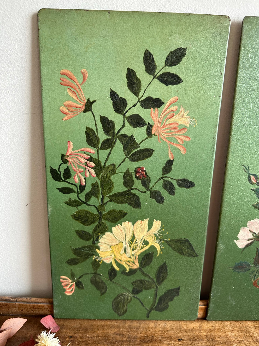 Peintures florales sur tôle fond vert