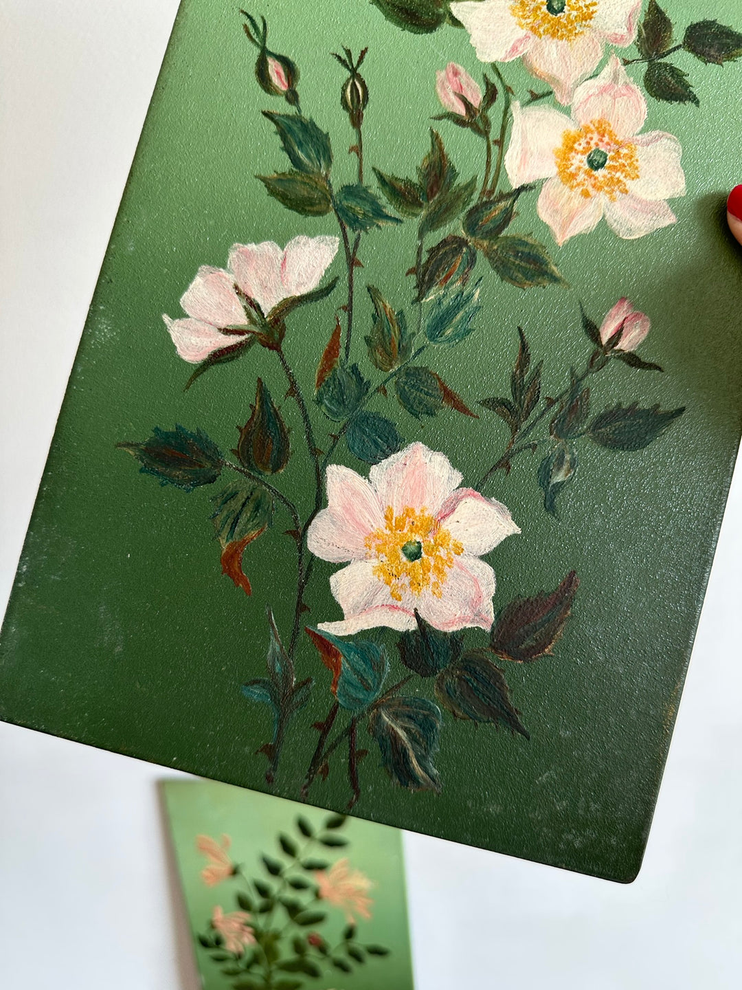 Peintures florales sur tôle fond vert