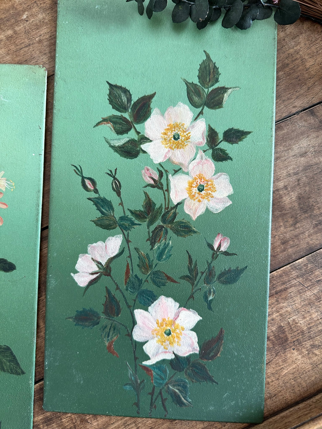 Peintures florales sur tôle fond vert