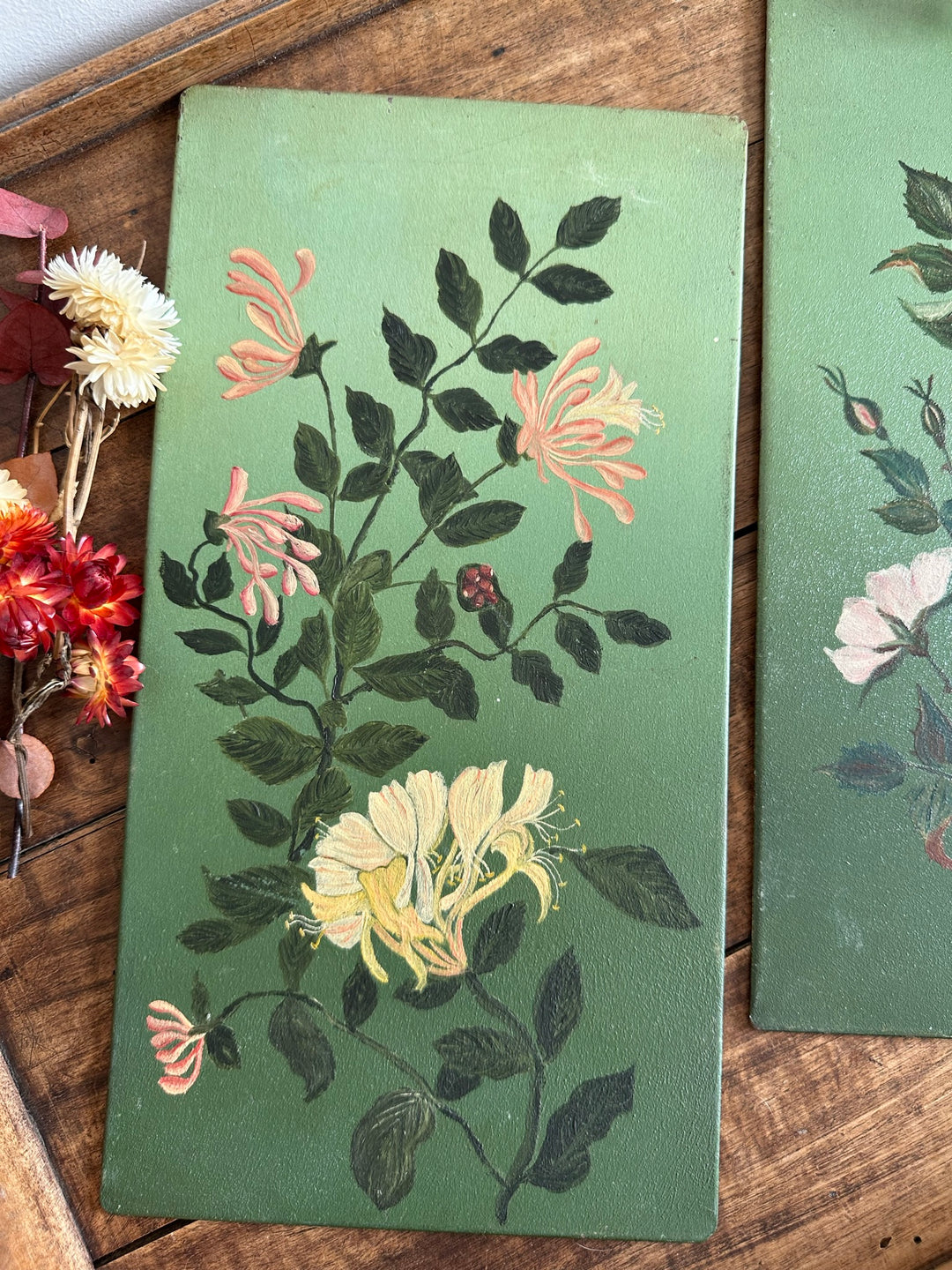 Peintures florales sur tôle fond vert