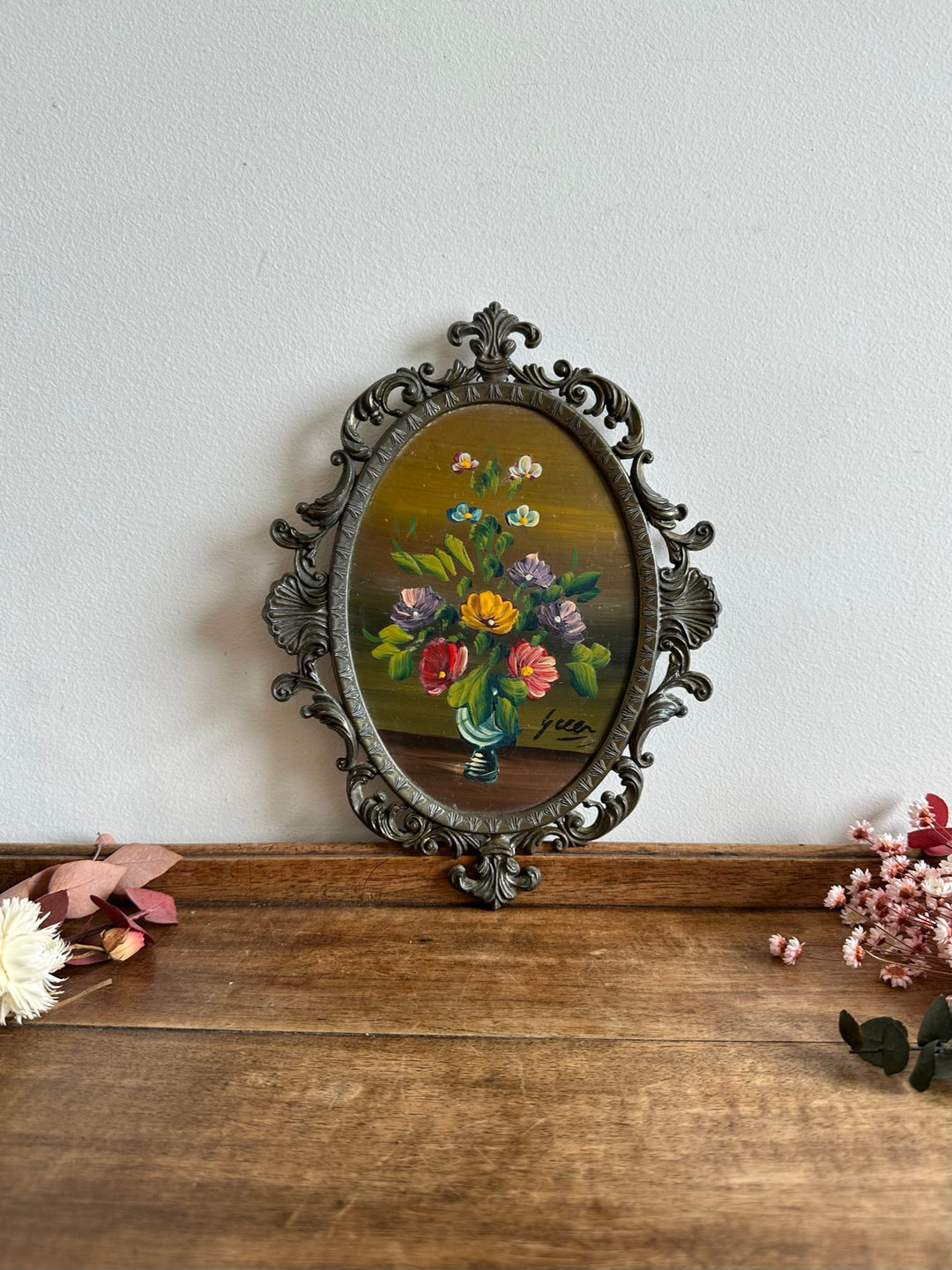 Peinture signée bouquet de fleurs dans cadre en métal dentelé