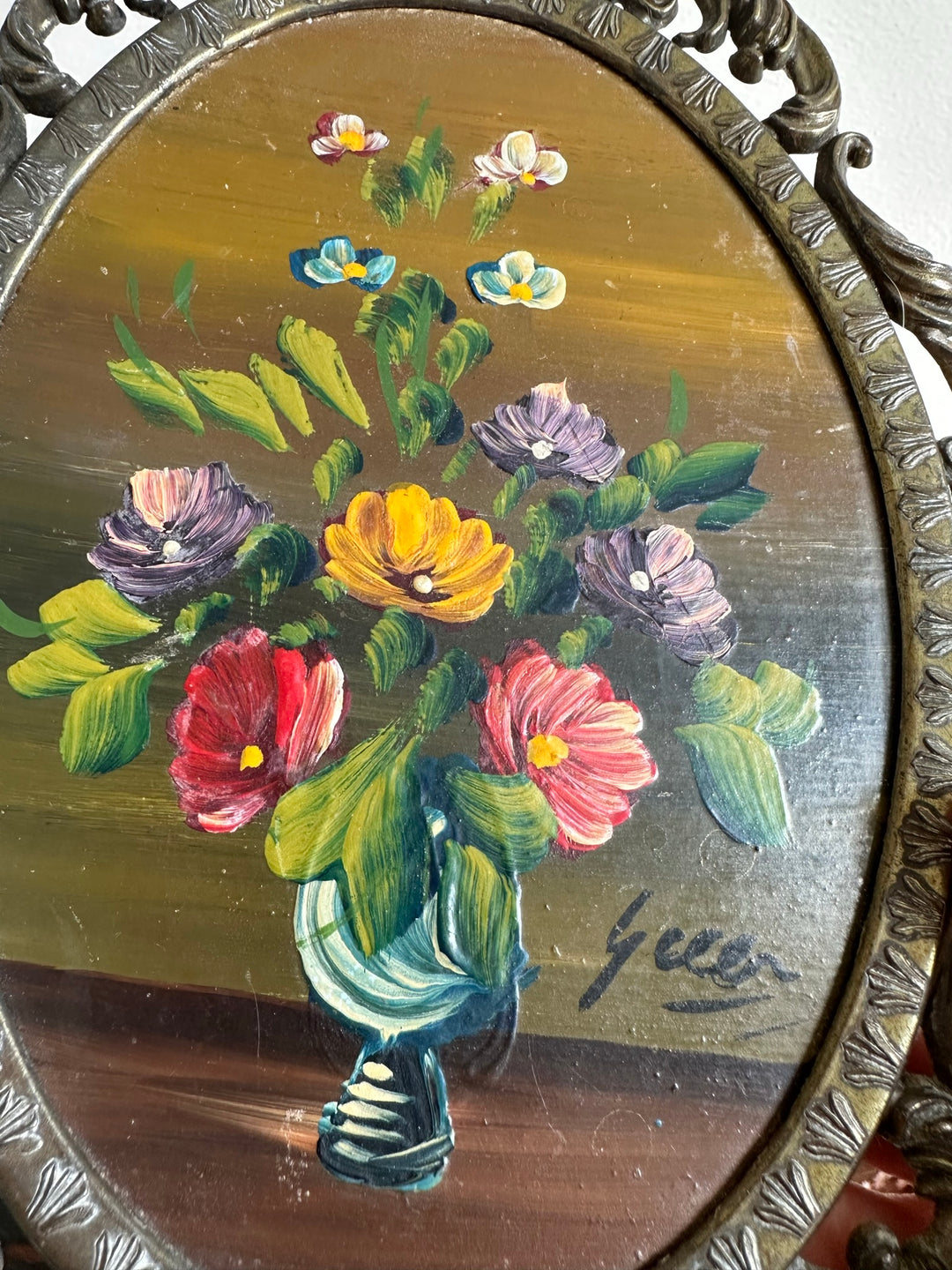 Peinture signée bouquet de fleurs dans cadre en métal dentelé