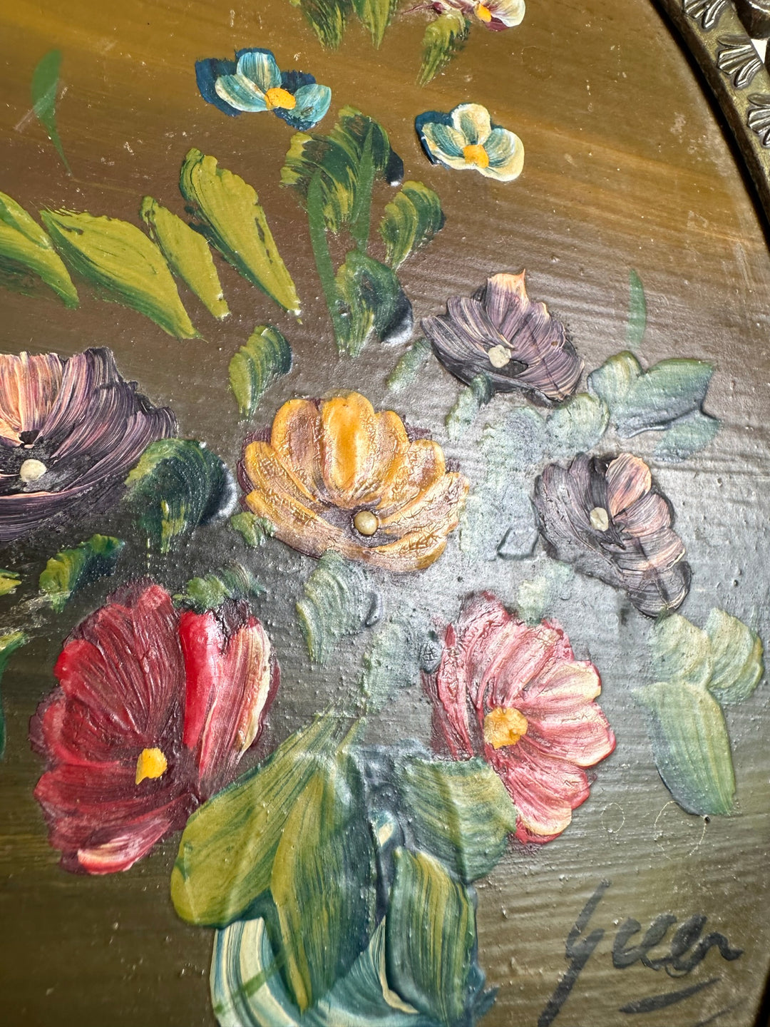 Peinture signée bouquet de fleurs dans cadre en métal dentelé