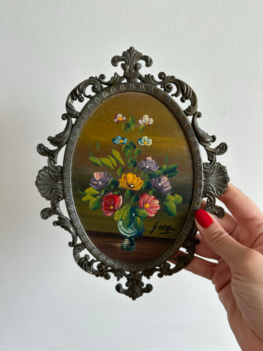 Peinture signée bouquet de fleurs dans cadre en métal dentelé