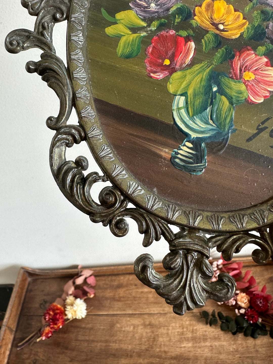 Peinture signée bouquet de fleurs dans cadre en métal dentelé