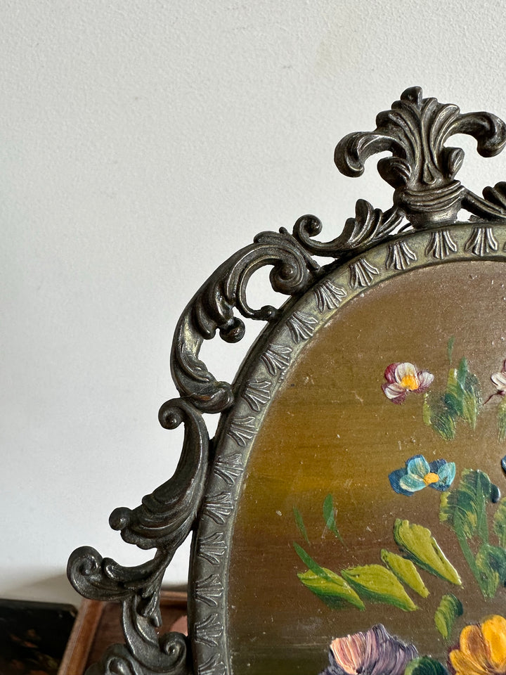 Peinture signée bouquet de fleurs dans cadre en métal dentelé