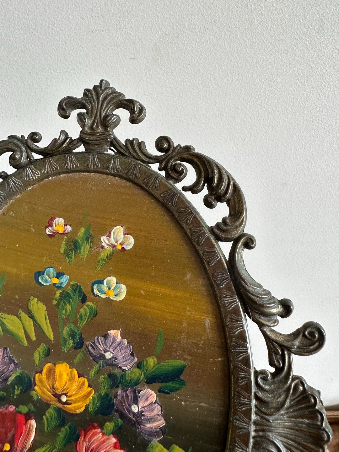Peinture signée bouquet de fleurs dans cadre en métal dentelé