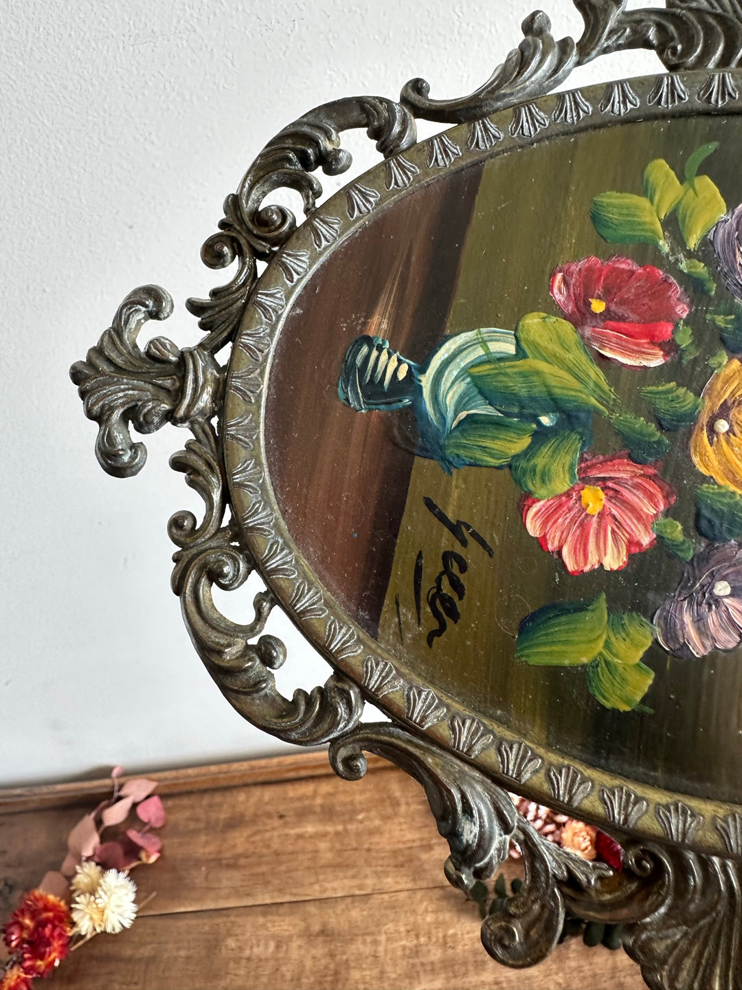 Peinture signée bouquet de fleurs dans cadre en métal dentelé