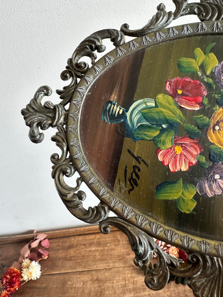Peinture signée bouquet de fleurs dans cadre en métal dentelé