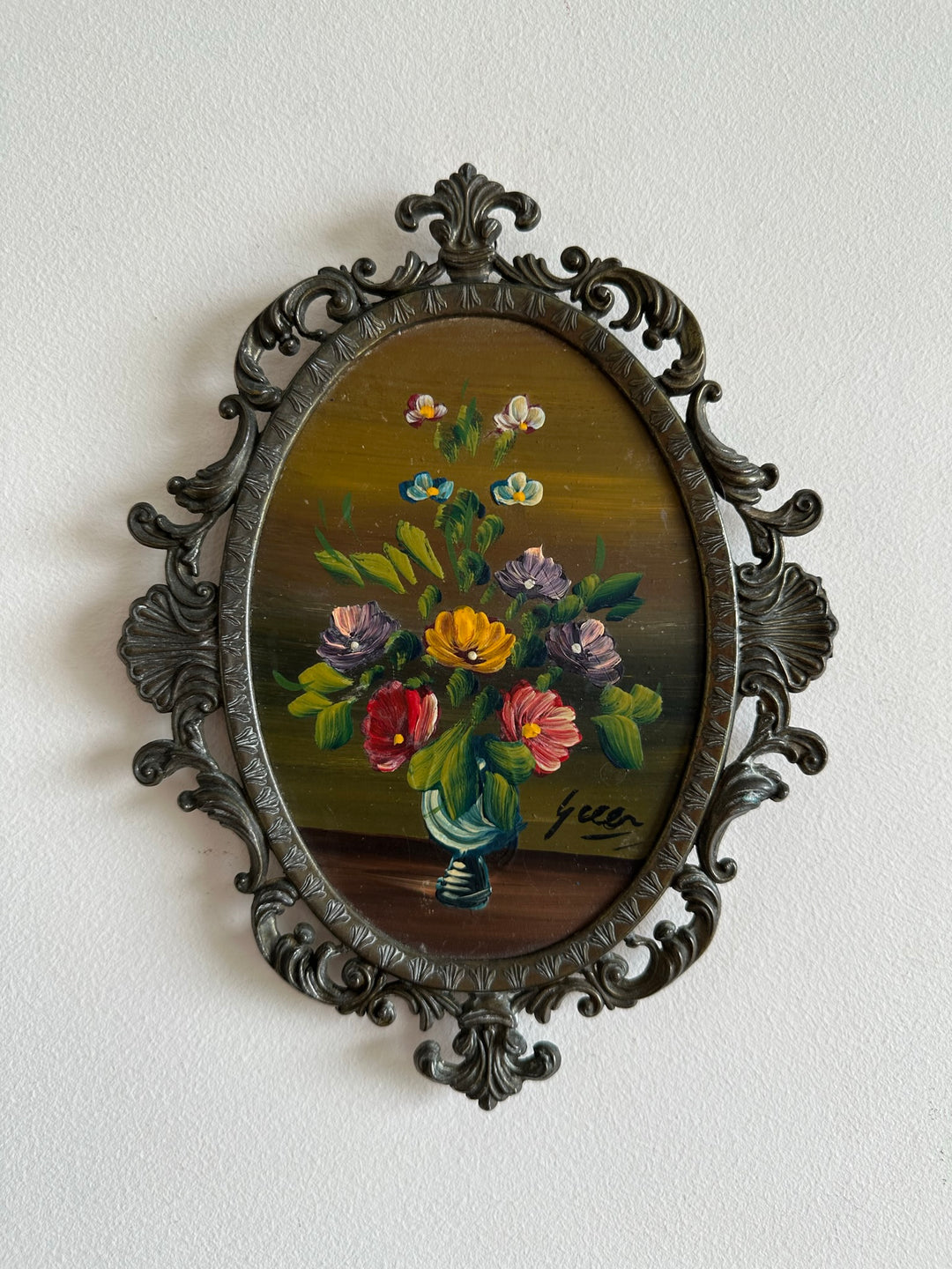 Peinture signée bouquet de fleurs dans cadre en métal dentelé