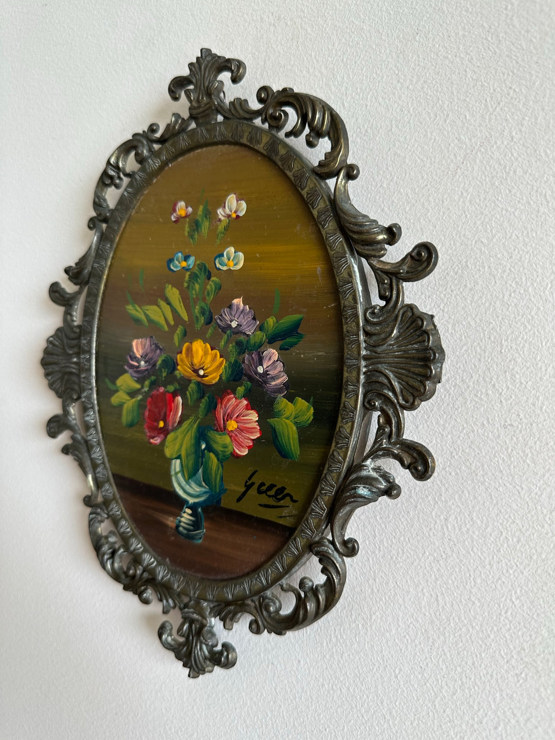 Peinture signée bouquet de fleurs dans cadre en métal dentelé
