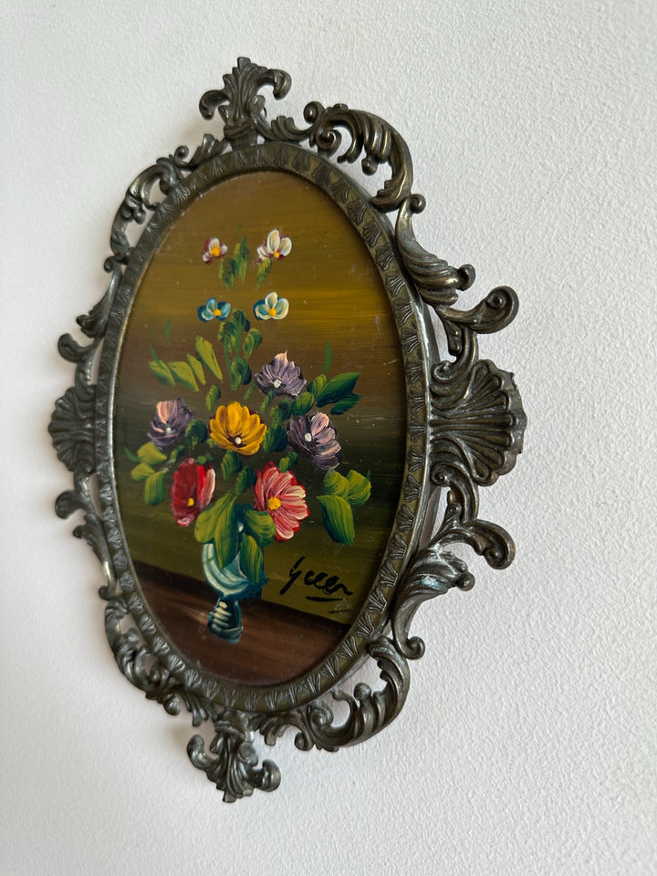 Peinture signée bouquet de fleurs dans cadre en métal dentelé