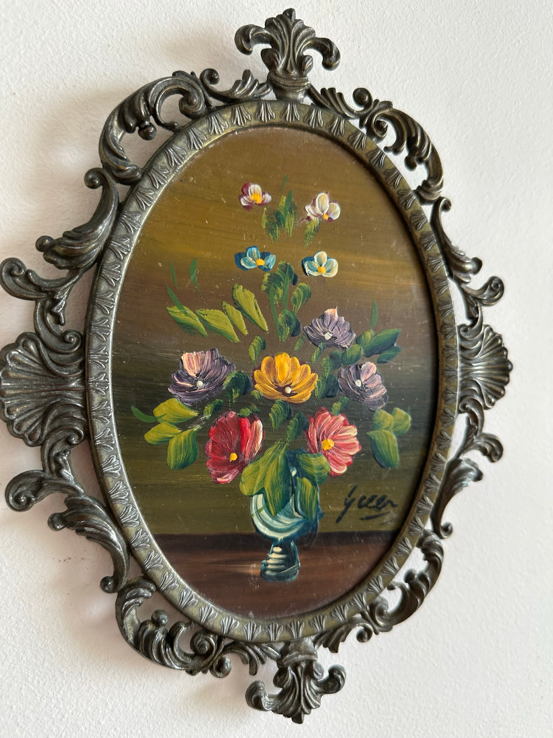 Peinture signée bouquet de fleurs dans cadre en métal dentelé