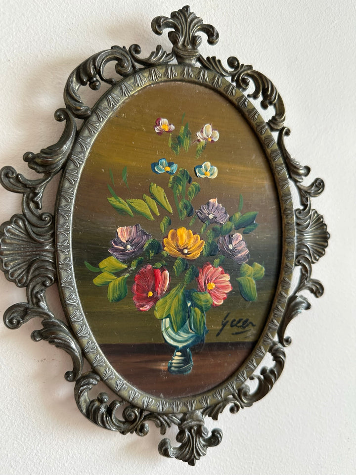 Peinture signée bouquet de fleurs dans cadre en métal dentelé
