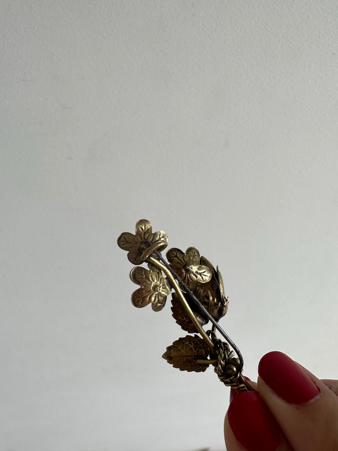 Broche en métal doré bouquet de fleurs