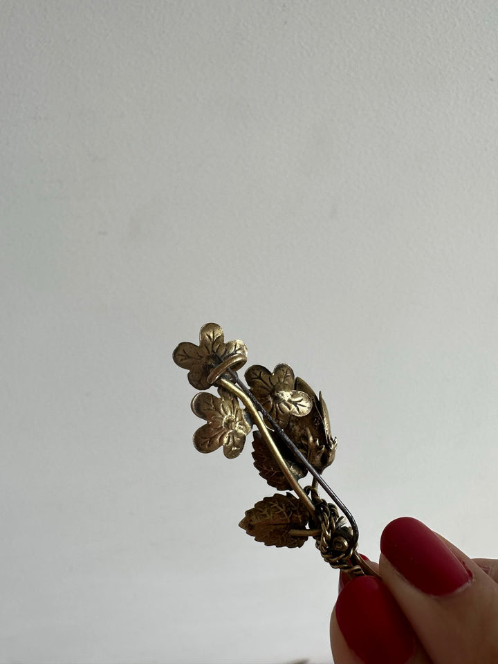 Broche en métal doré bouquet de fleurs