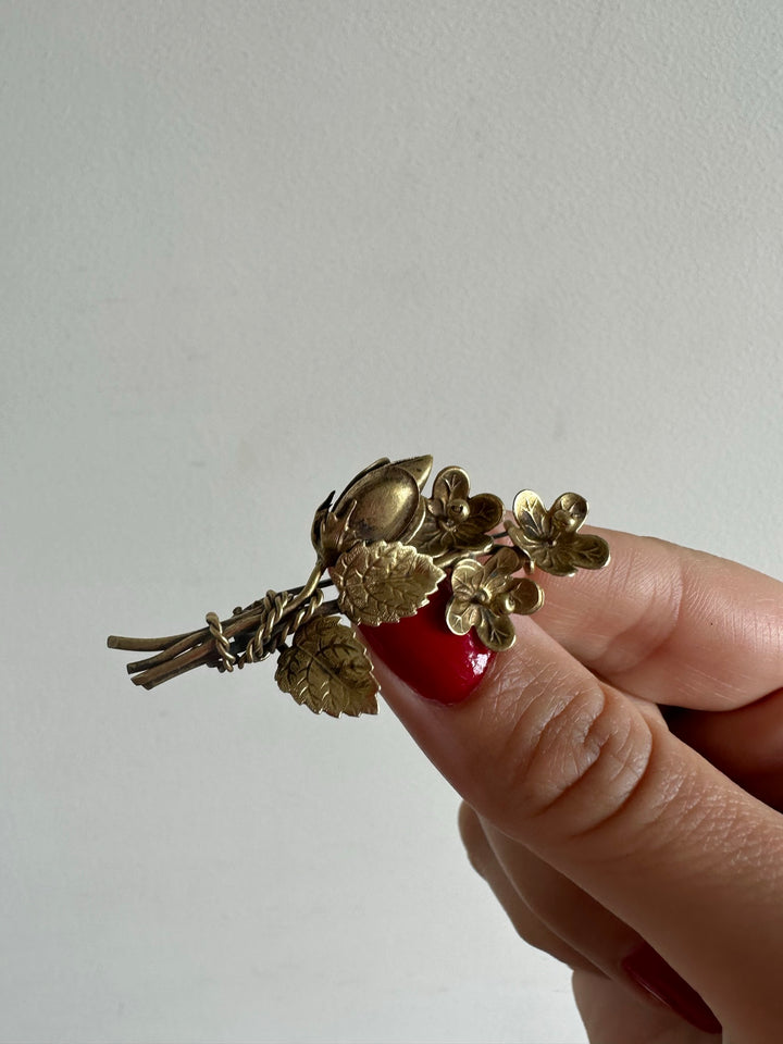 Broche en métal doré bouquet de fleurs