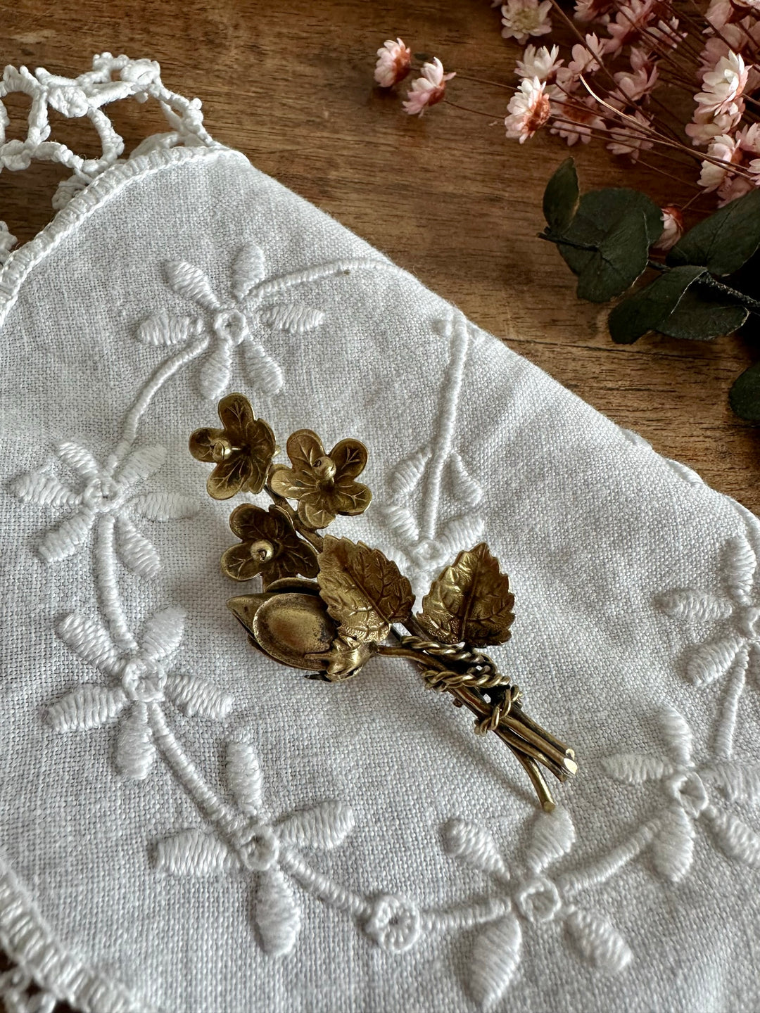 Broche en métal doré bouquet de fleurs