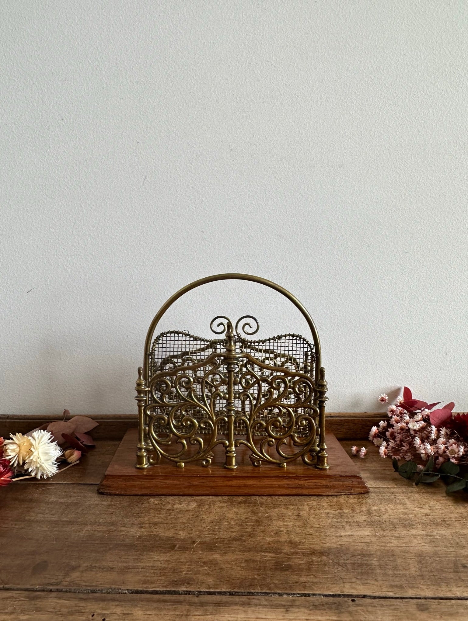 Porte-courrier En Bois Laqué - Décor Renaissance - Objet Décoratif Ancien