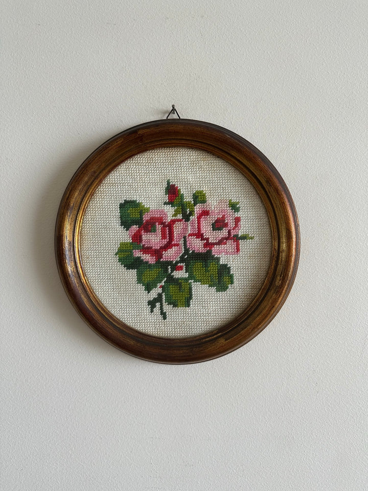 Broderie au point de croix dans son cadre en bois mordoré