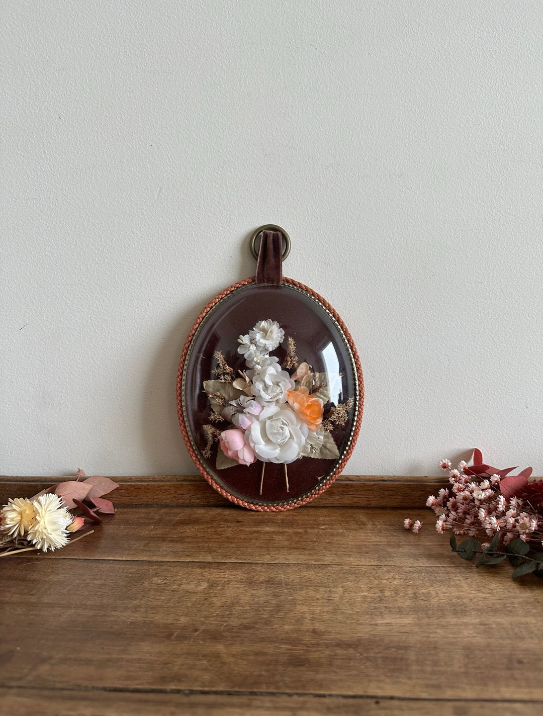 Fleurs en tissu sous verre bombé fond en velours violet