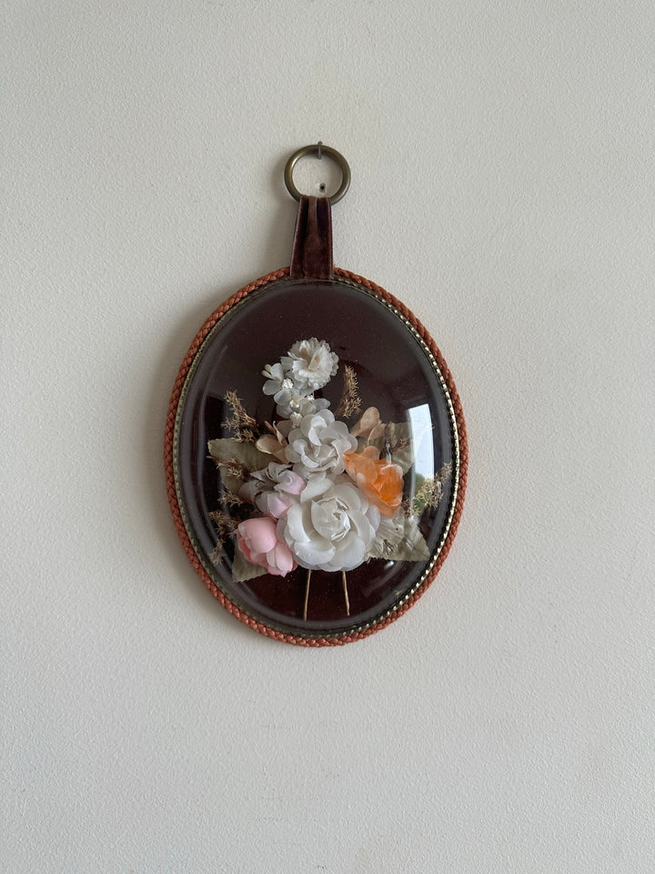 Fleurs en tissu sous verre bombé fond en velours violet