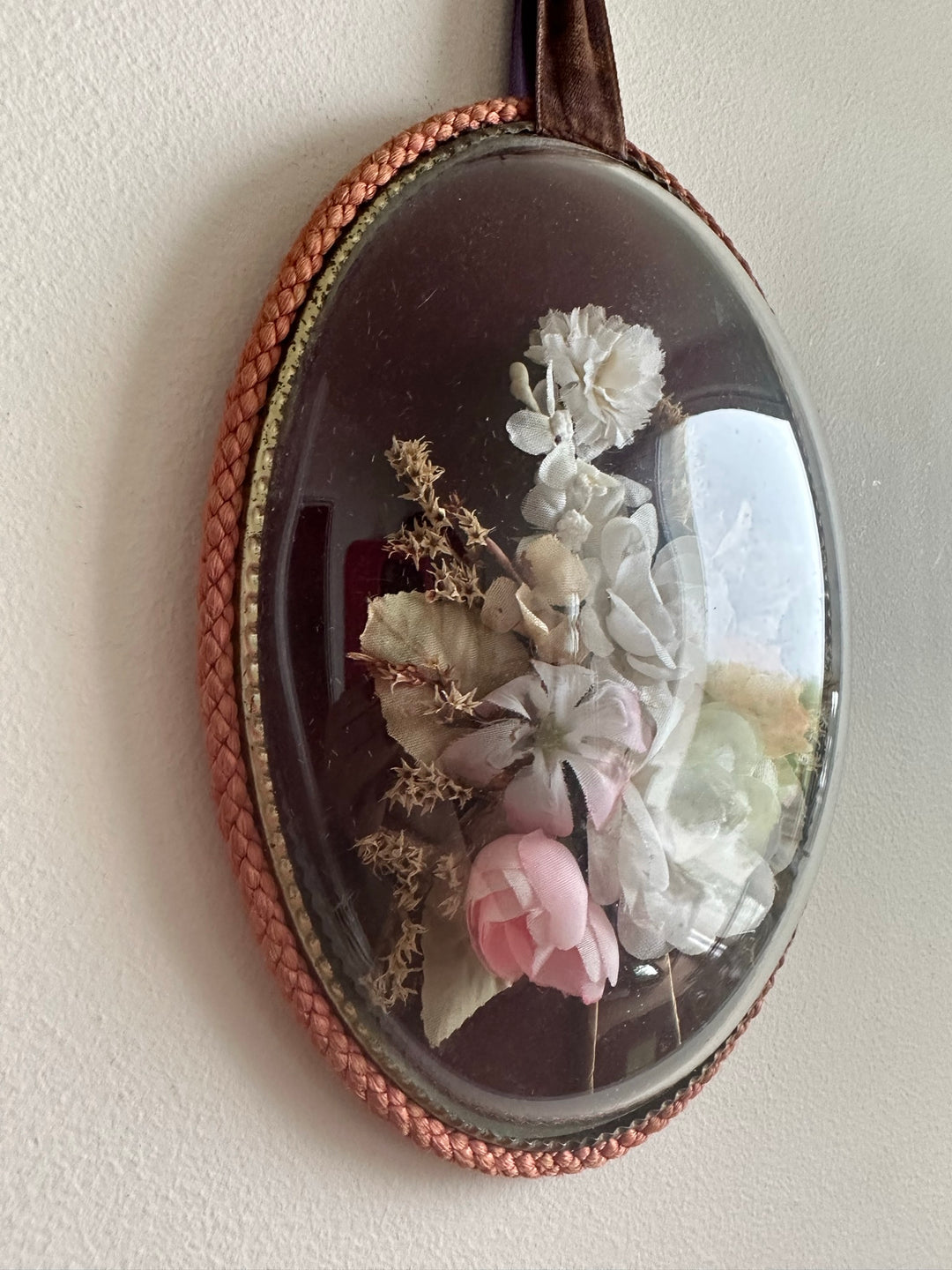 Fleurs en tissu sous verre bombé fond en velours violet