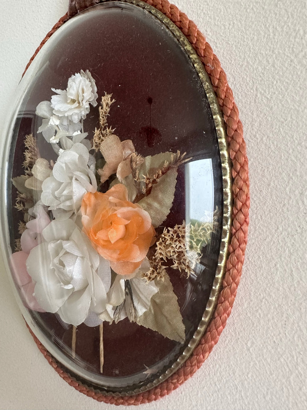 Fleurs en tissu sous verre bombé fond en velours violet