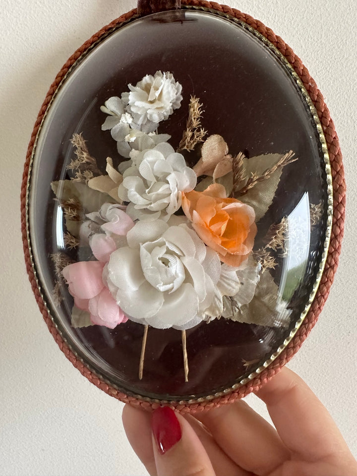 Fleurs en tissu sous verre bombé fond en velours violet