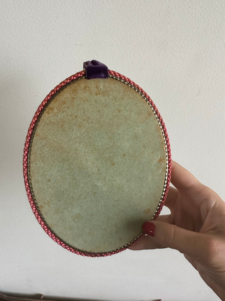 Fleurs en tissu sous verre bombé fond en velours violet