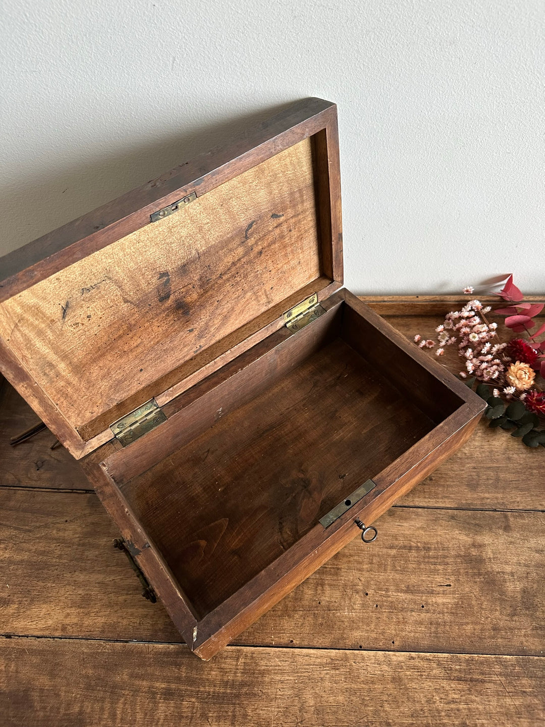 Boite en bois XIXème angles décorés de laiton