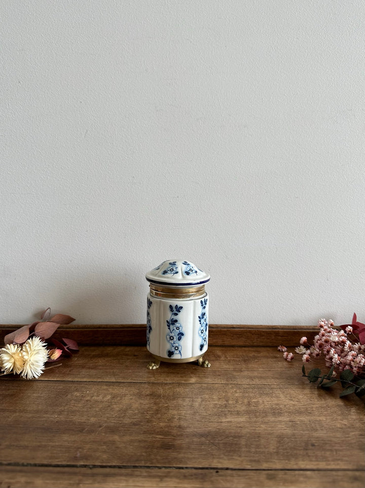 Pot en porcelaine peinte cerclé de laiton sur pieds