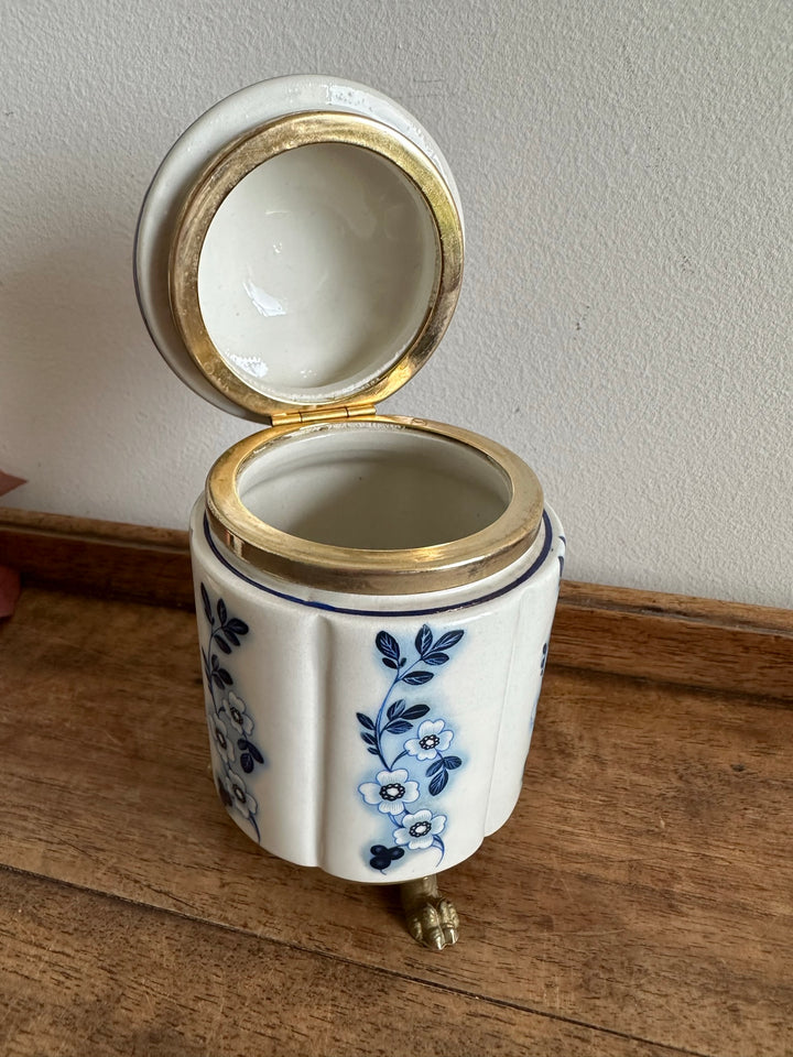 Pot en porcelaine peinte cerclé de laiton sur pieds