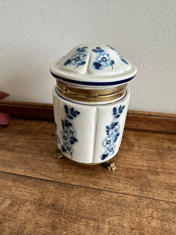 Pot en porcelaine peinte cerclé de laiton sur pieds