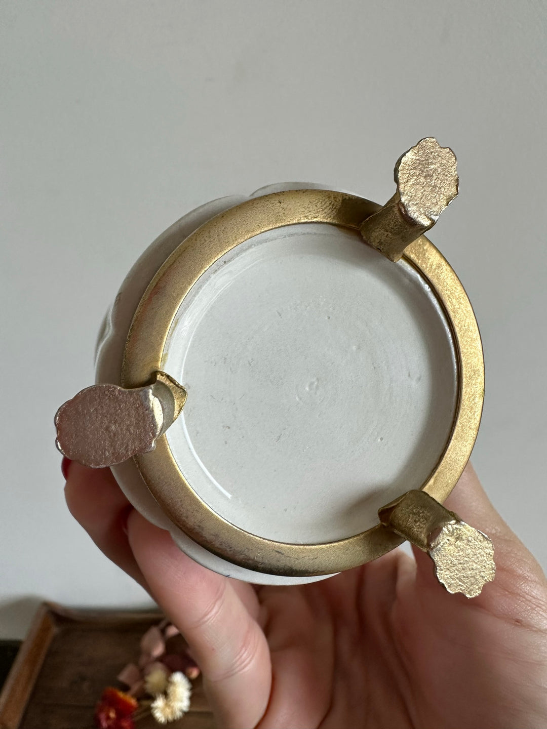 Pot en porcelaine peinte cerclé de laiton sur pieds