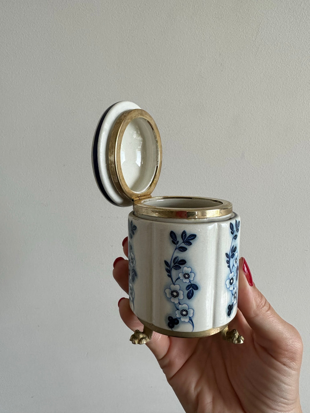 Pot en porcelaine peinte cerclé de laiton sur pieds