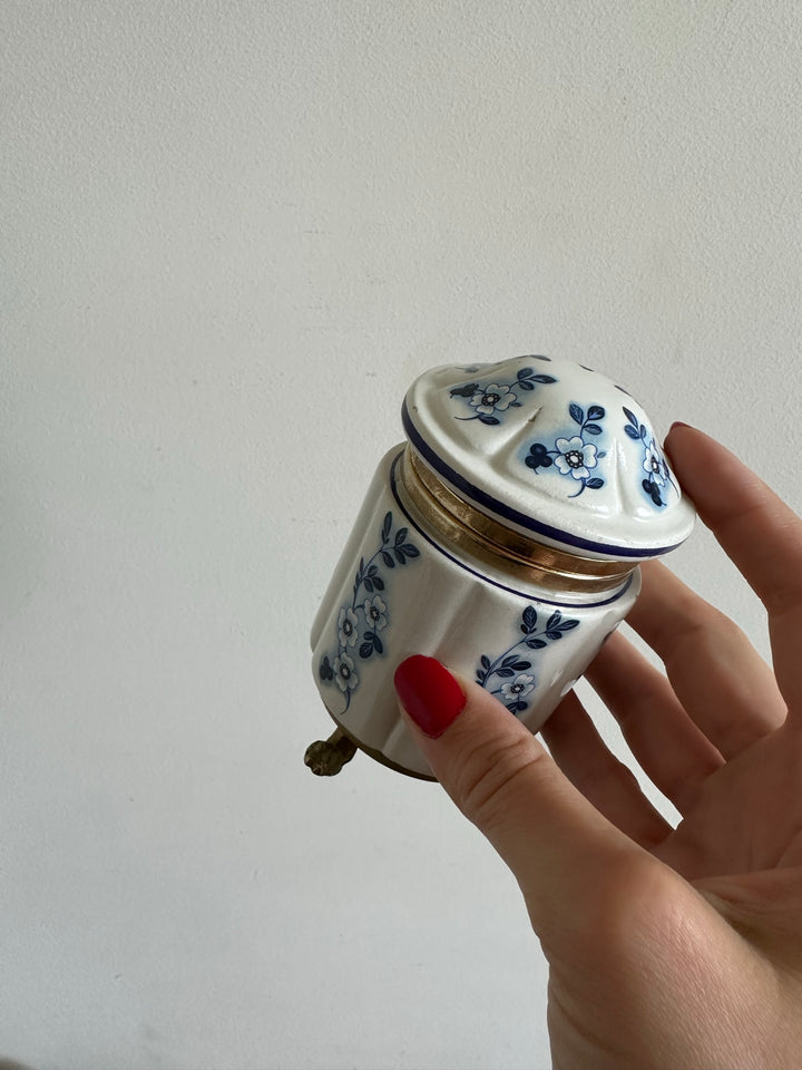 Pot en porcelaine peinte cerclé de laiton sur pieds