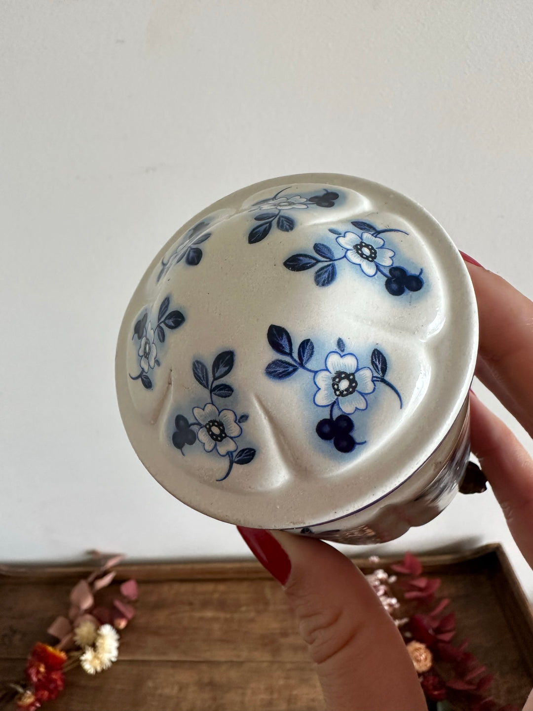 Pot en porcelaine peinte cerclé de laiton sur pieds