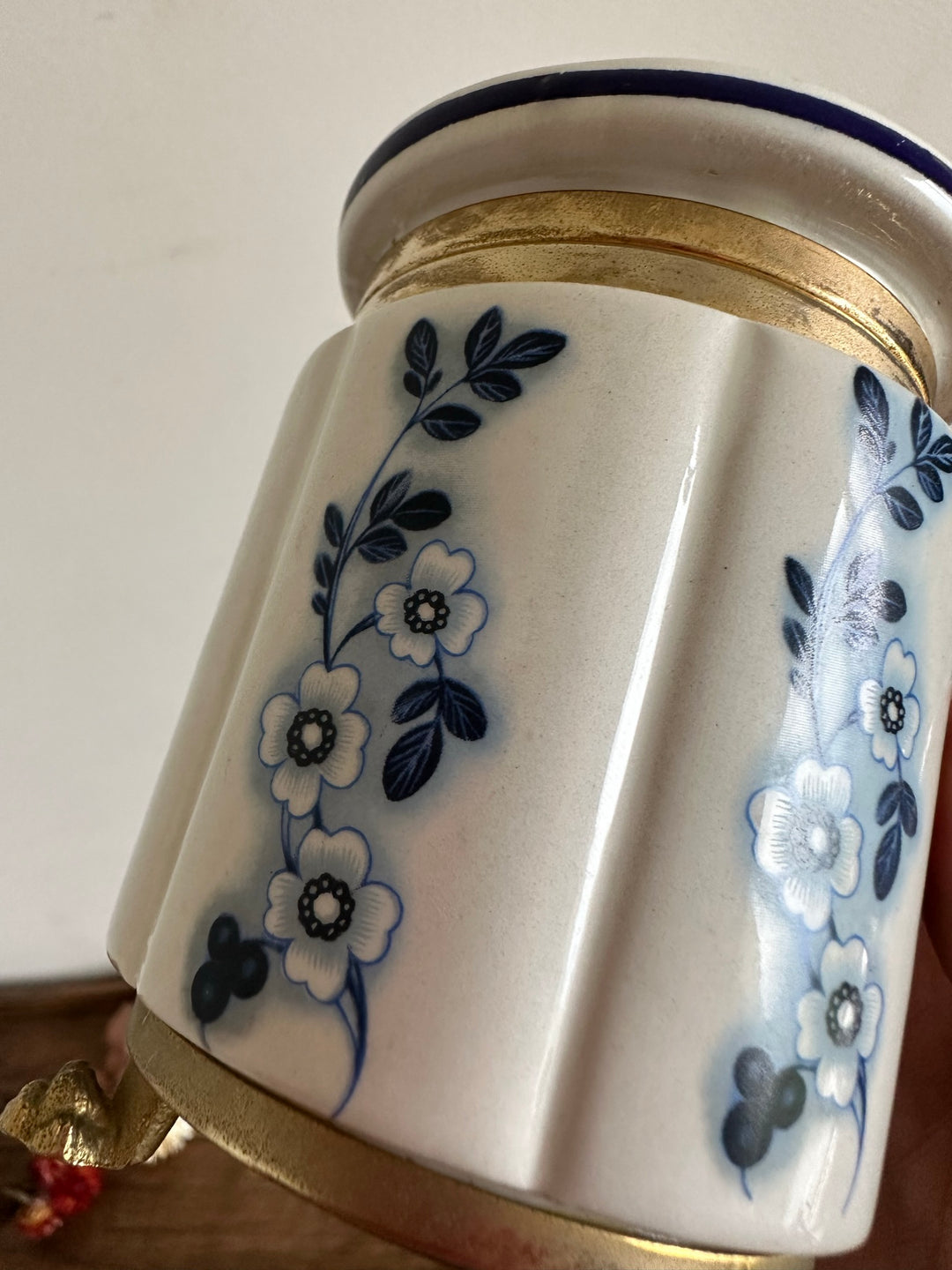 Pot en porcelaine peinte cerclé de laiton sur pieds