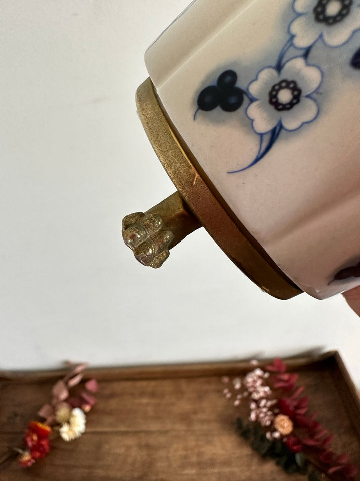 Pot en porcelaine peinte cerclé de laiton sur pieds