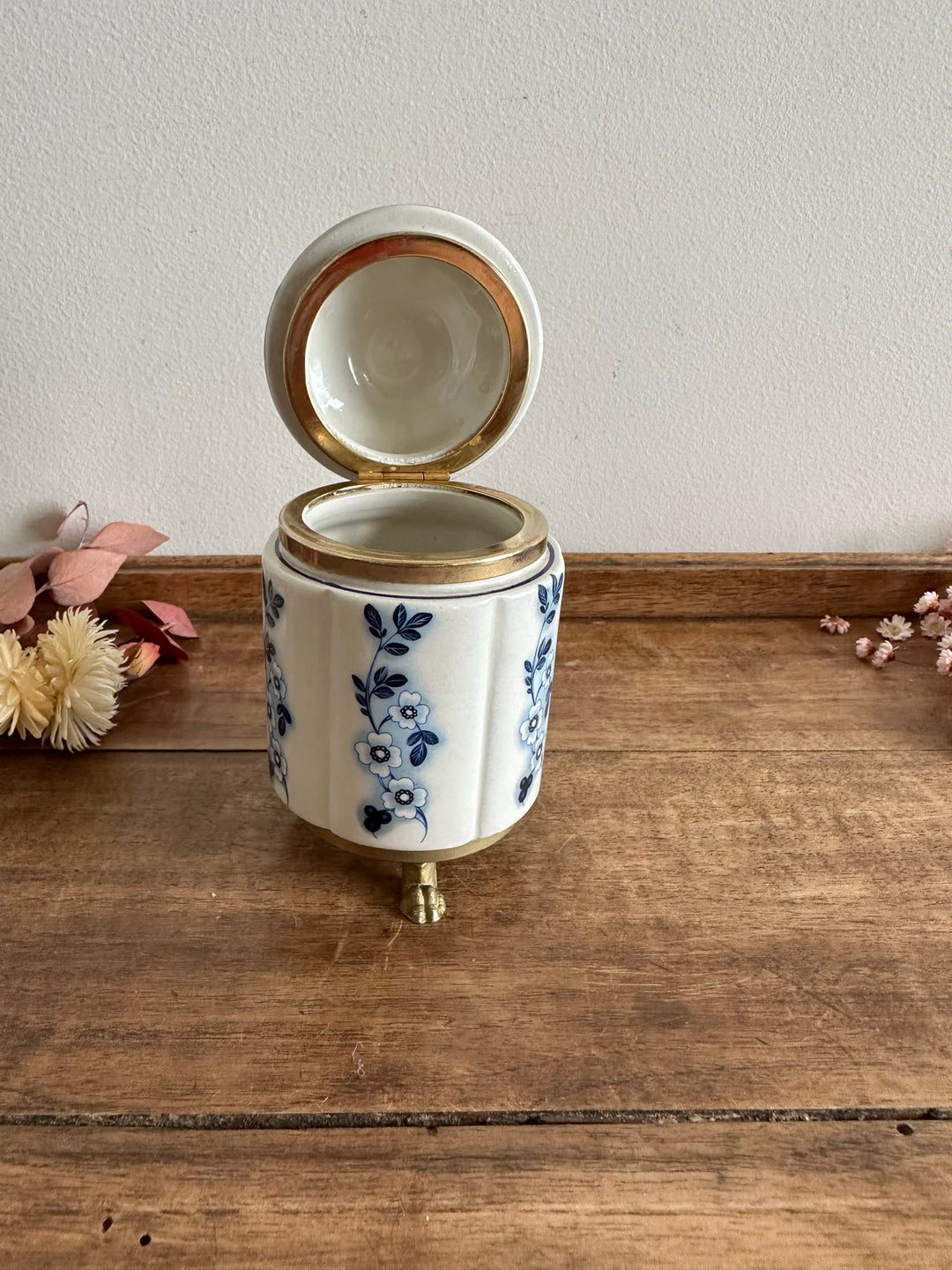 Pot en porcelaine peinte cerclé de laiton sur pieds