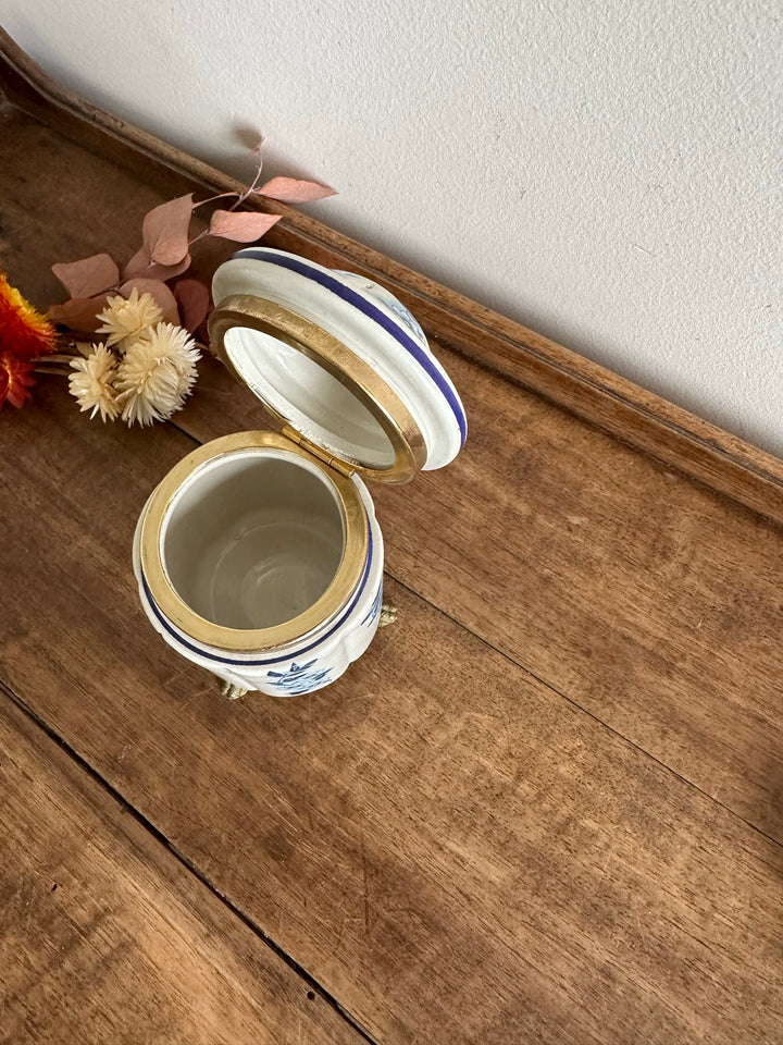 Pot en porcelaine peinte cerclé de laiton sur pieds