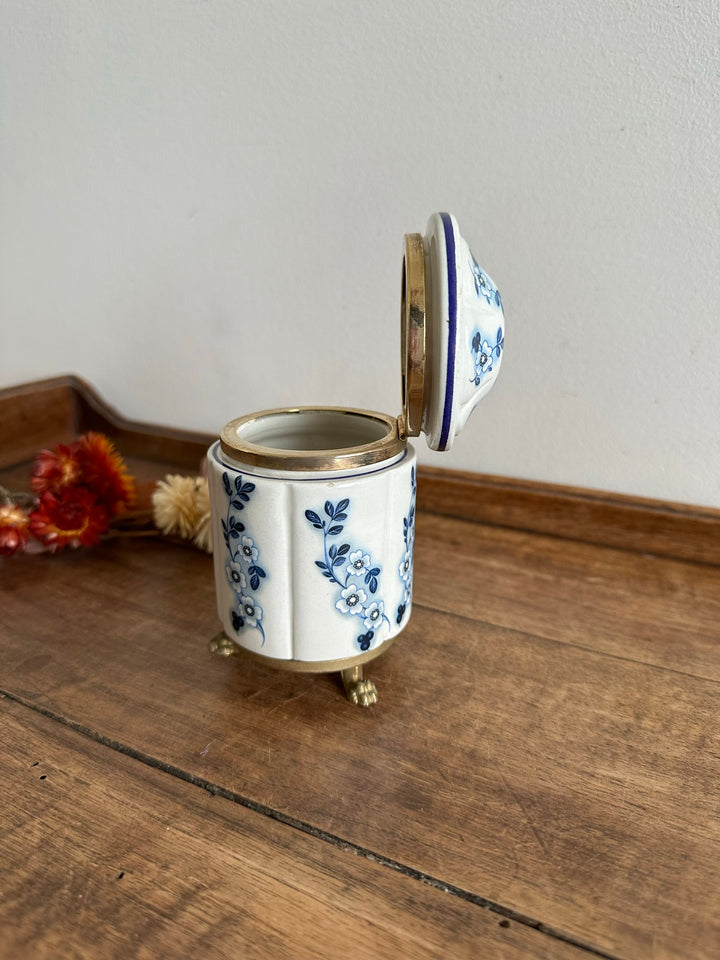 Pot en porcelaine peinte cerclé de laiton sur pieds